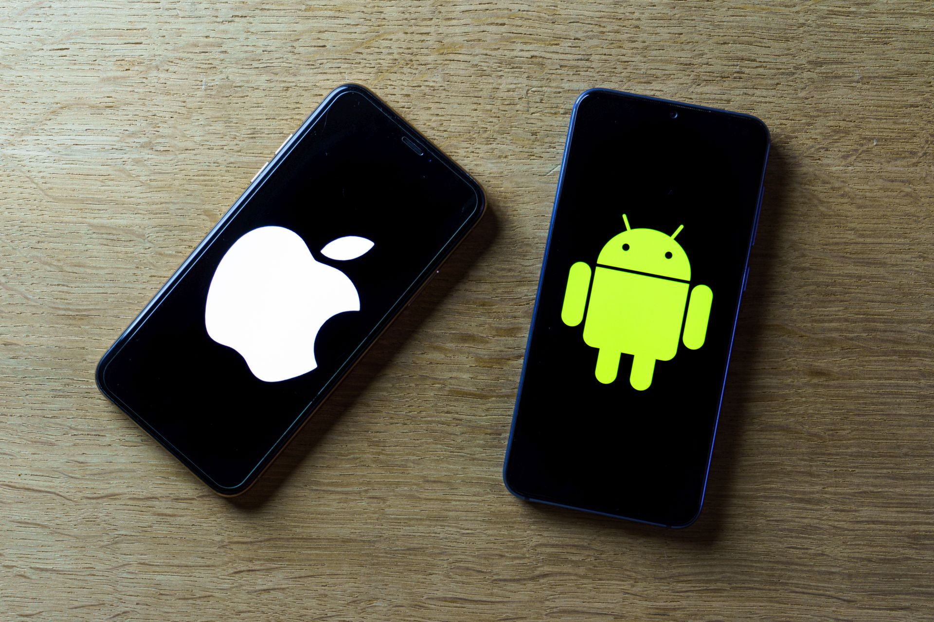 Foto von zwei Smartphones mit Android- und iOS-Logo.