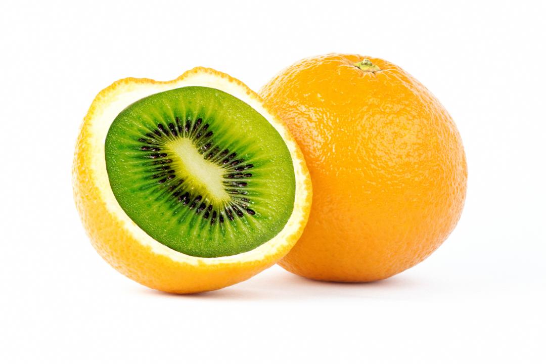 Foto einer halbierten Orange, in deren Schale keine Orange zu sehen ist, sondern eine Kiwi, die von der Schale der Orange umhüllt ist.