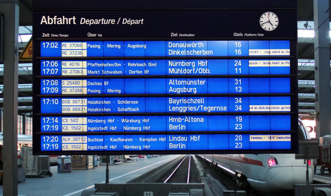 Foto einer digitalen Anzeigetafel am Bahnhof mit den aktuellen Abfahrten