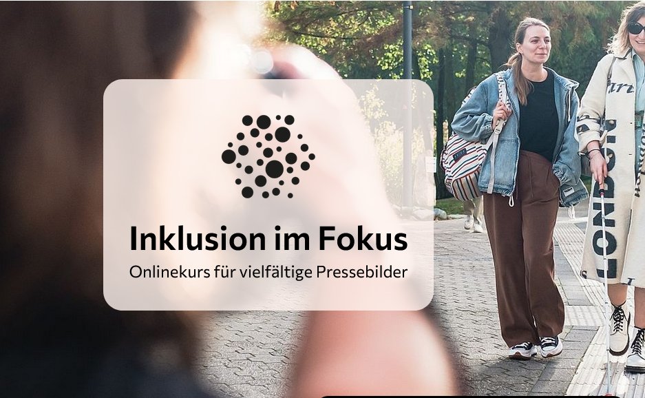 Fotograf*in unscharf von hinten im Vordergrund mit dem Fotomotiv im Blick: 2 nebeneinander gehende Frauen, eine mit Sonnenbrille und Blindenlangstock auf einem &ouml;ffentlichen Weg mit Blindenleitstreifen am Boden. Kamera wird von Textbox &uuml;berlagert: Inklusion im Fokus. Onlinekurs f&uuml;r vielf&auml;ltige Pressebilder.